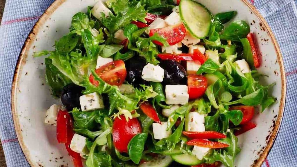 La salade est-elle réellement efficace pour perdre du poids : un expert en nutrition donne une réponse surprenante!