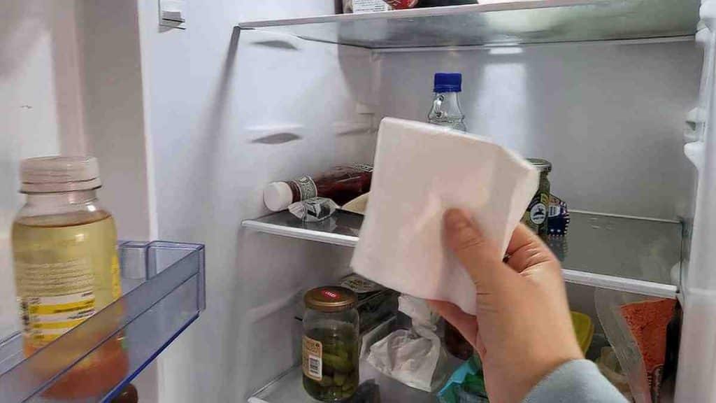 Astuce de la serviette en papier dans le frigo, technique pour faire des économies sur la facture d’électricité