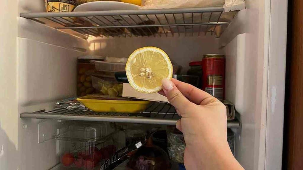 Que faire si le réfrigérateur pue