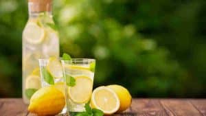 consommez de l'eau citronnée