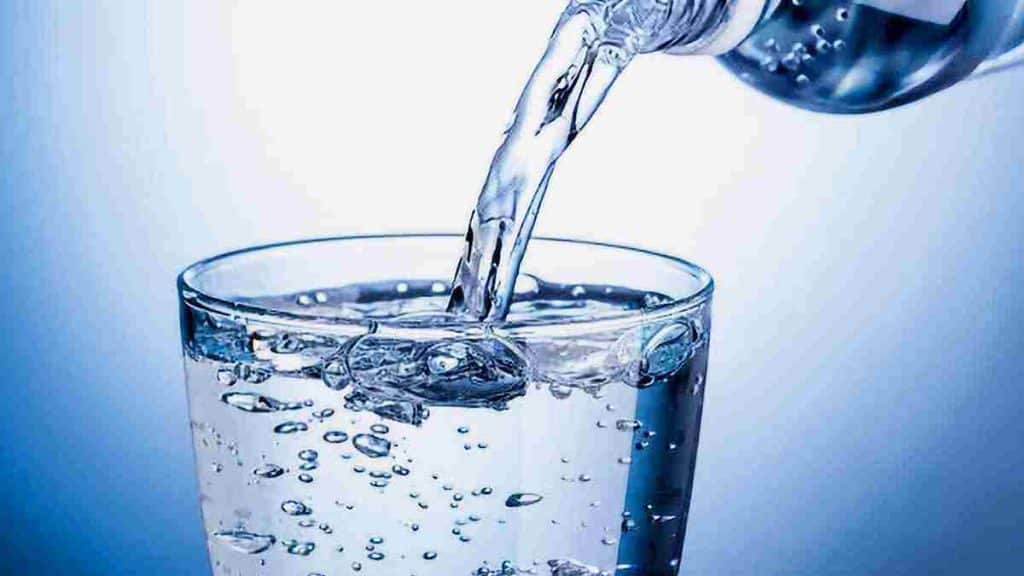 Effets de la consommation d’eau gazeuse avant de dormir, ses bienfaits et ses inconvénients