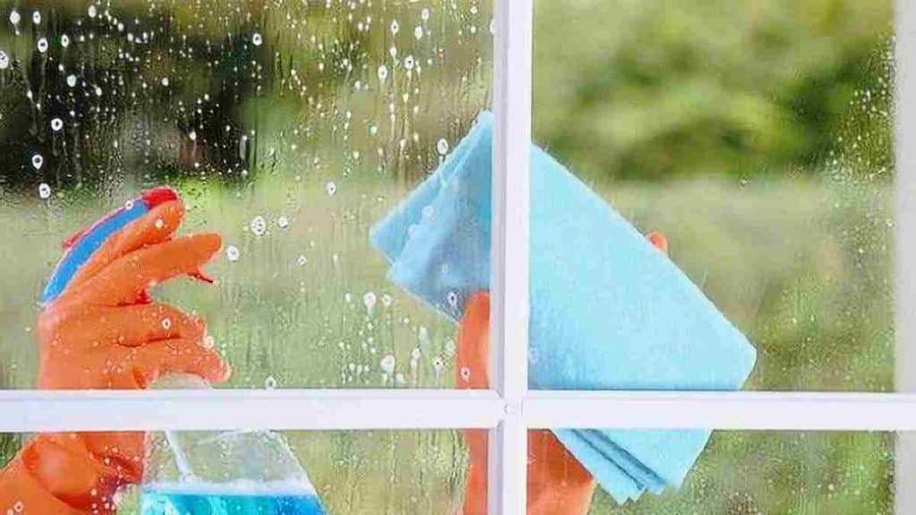 Meilleurs conseils pour nettoyer les fenêtres sales et les vitres auréolées de la maison