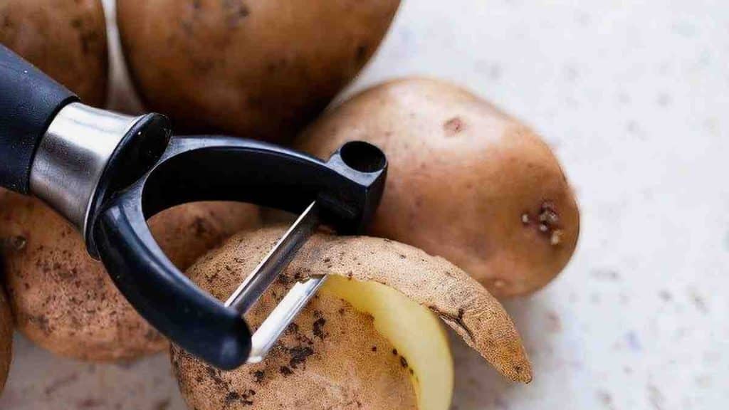Comment éplucher efficacement et rapidement les pommes de terre sans utiliser d’épluche-patates ?