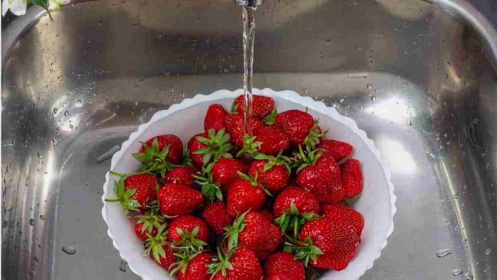 Techniques les plus sûres pour désinfecter les fraises correctement et éliminer les germes et les bactéries