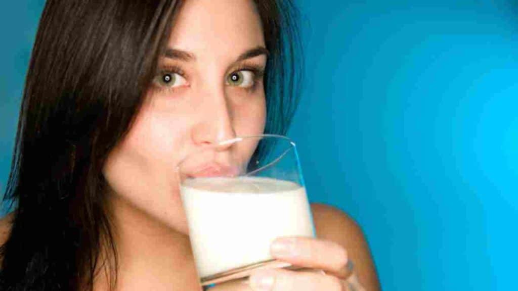 Astuce ingénieuse pour savoir si le lait est périmé ou non, les aspects à prendre en compte