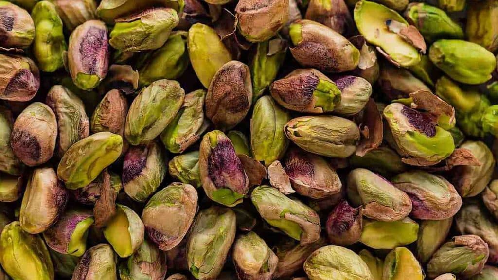 Aujourd’hui, nous allons nous intéresser aux bienfaits de la consommation régulière de pistaches pour la santé.