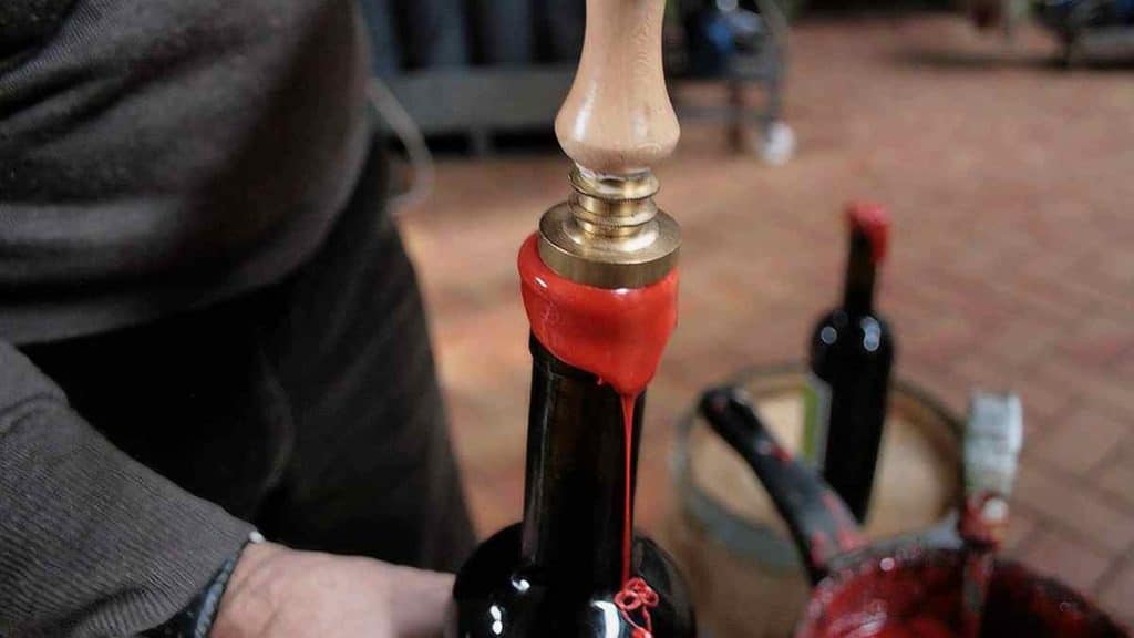 Pourquoi utilise-t-on de la cire à cacheter pour sceller les bouteilles de vin ?