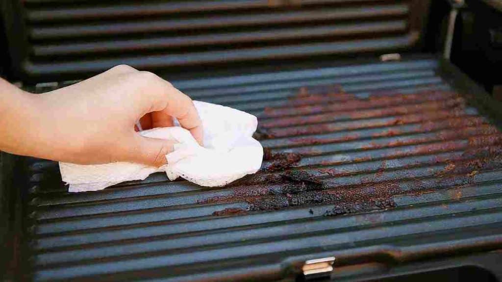 Astuce pour dégraisser la grille du barbecue incrustée sans effort en 10 minutes