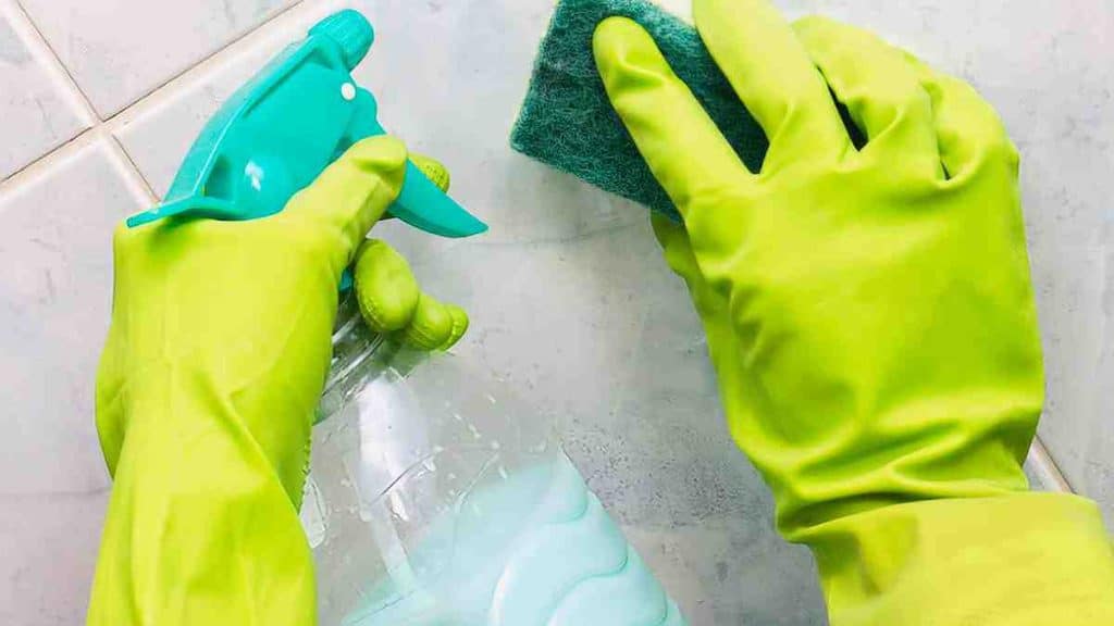 Conseils de professionnels pour nettoyer les murs de la cuisine en quelques minutes