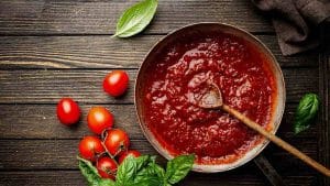 Astuces de chef pour rendre la sauce tomate moins acide et améliorer le goût des plats