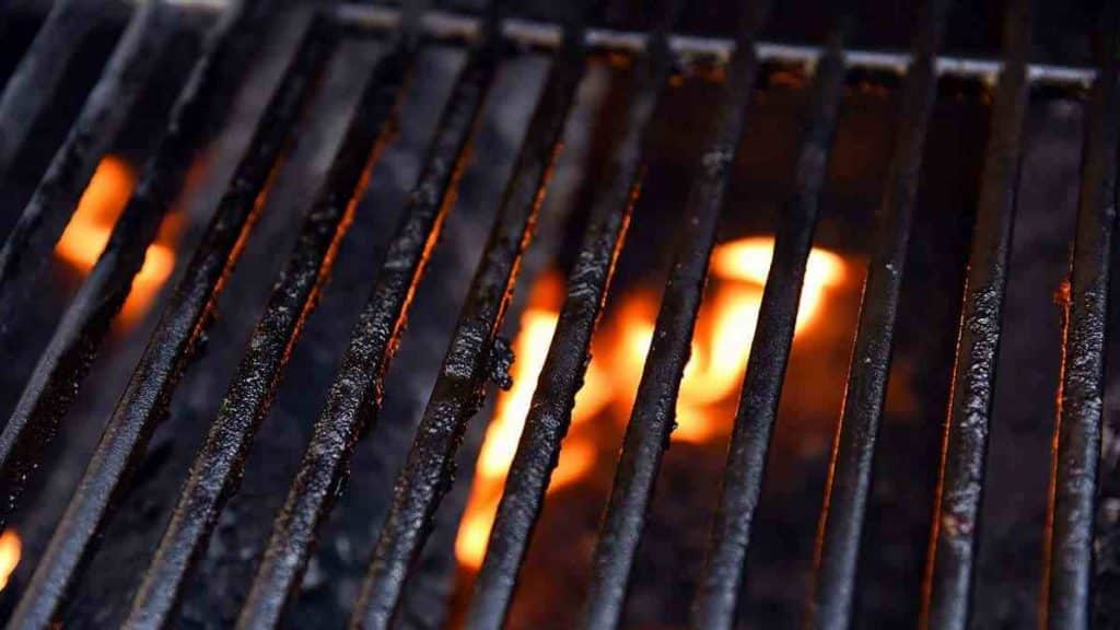 Conseils efficaces pour nettoyer une grille de barbecue et éliminer rapidement les graisses incrustées
