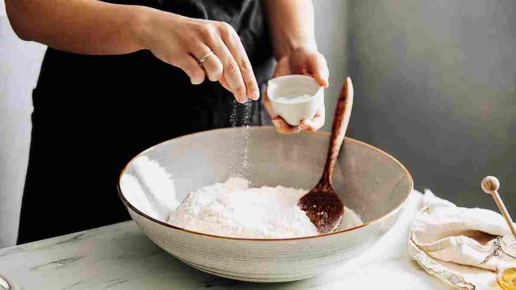 Vérités sur les utilités de l’ajout d’une pincée de sel dans les sucreries
