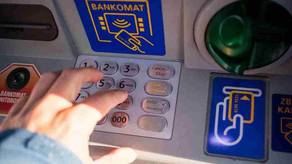 Nouvelle arnaque aux distributeurs automatiques de billets, la banque appelle à la vigilance