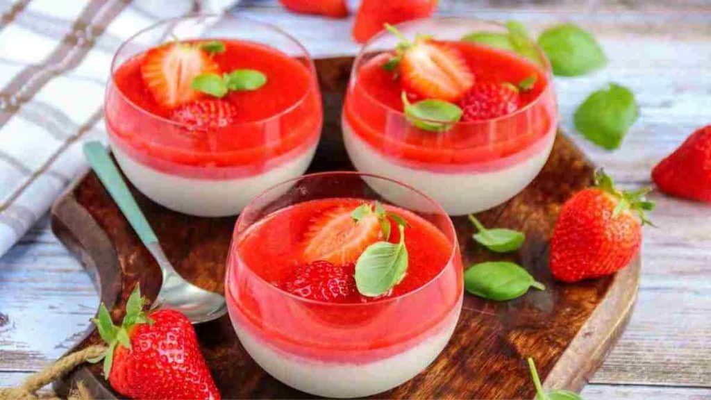 Délicieuse panna cotta aux fraises, un dessert rafraîchissant parfait pour toute occasion