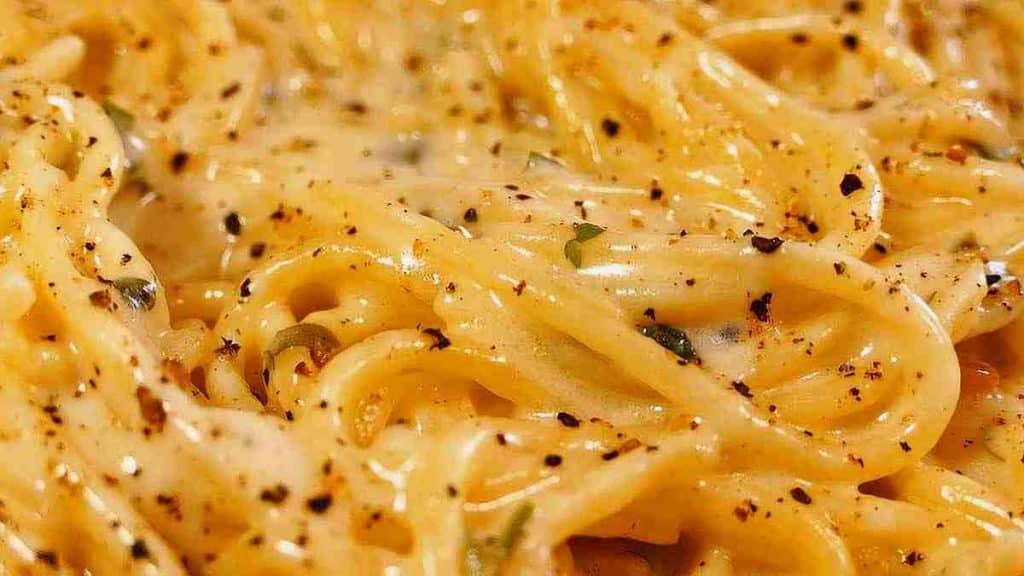 Délicieux spaghetti crémeux au fromage, un repas simple mais très riche en saveurs, parfaite pour les vacances