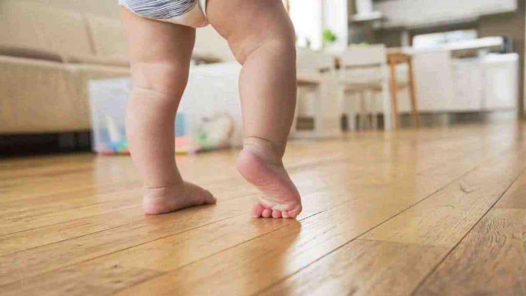 Significations des premiers pas d’un bébé, pourquoi certains sont plus précoces et d’autres en retard ?