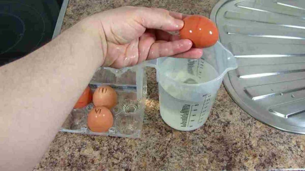 Astuce de cuisiniers pour savoir si un œuf est encore frais ou non