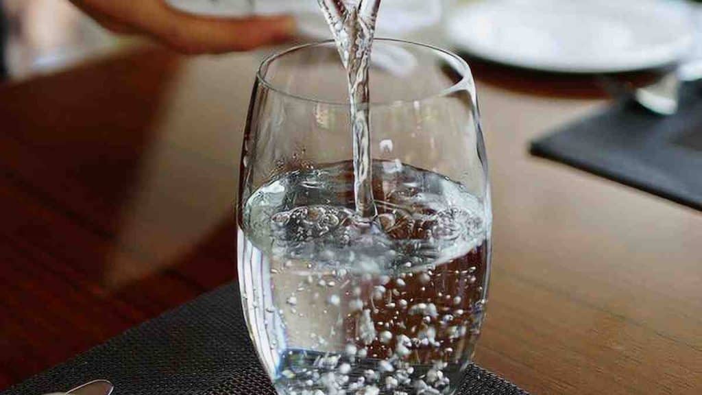 Eau gazeuse ou eau plate : quel type d'eau est-il préférable à boire ?