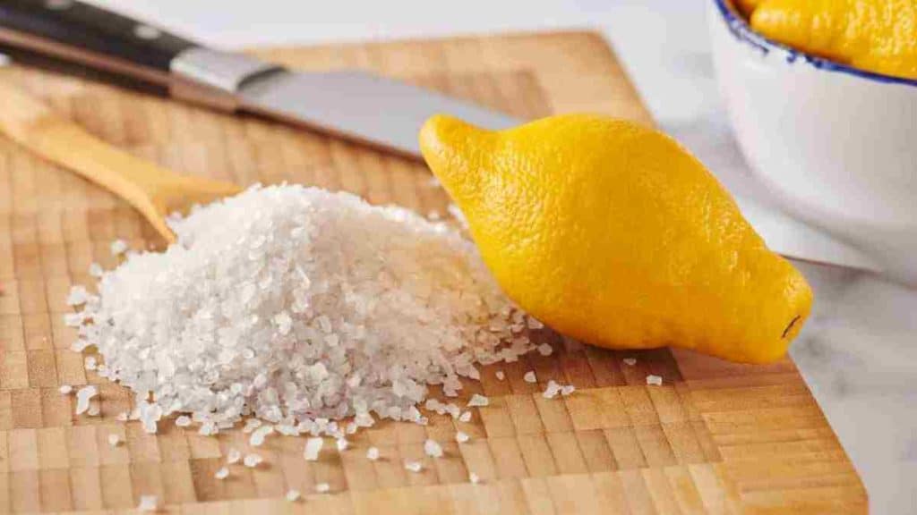 Combinaison de sel et de citron, un mélange puisse contre les problèmes courants de la maison