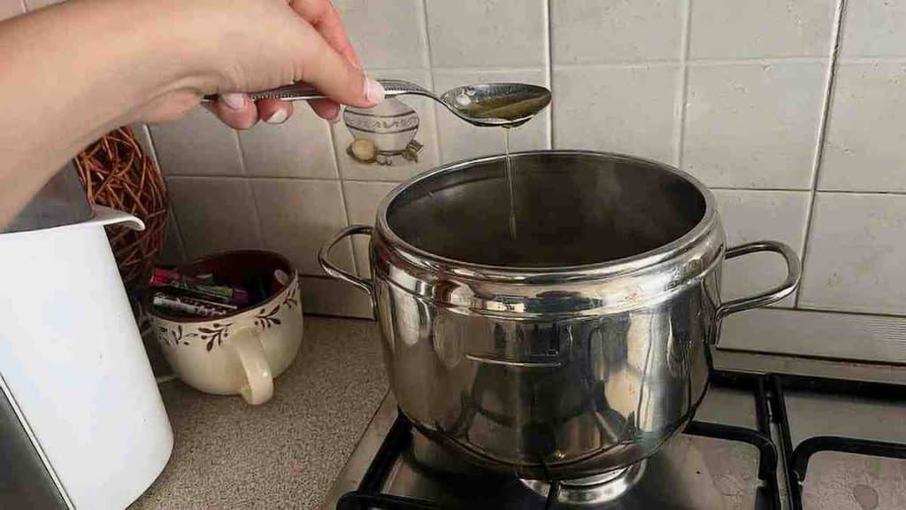Astuce de l’huile dans l’eau de cuisson des pâtes, est-ce vraiment fiable ?
