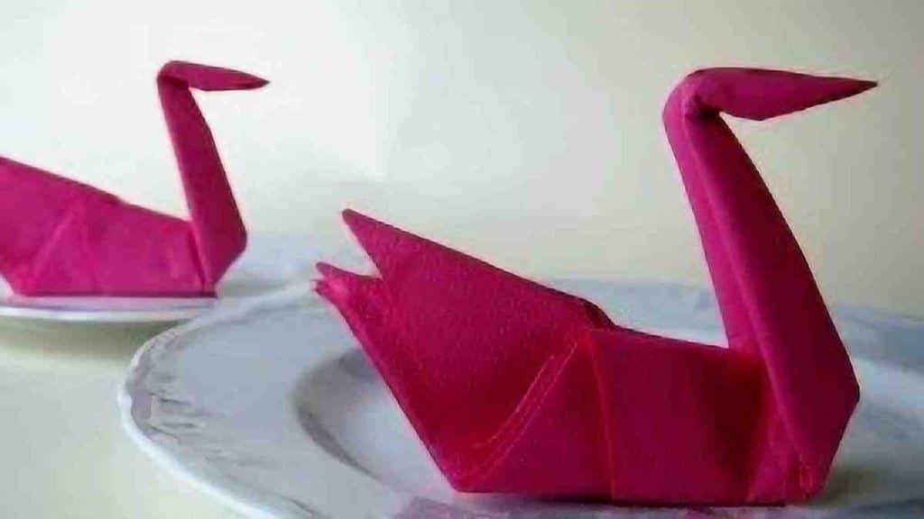 Comment plier des serviettes en forme de cygne pour décorer votre table avec élégance