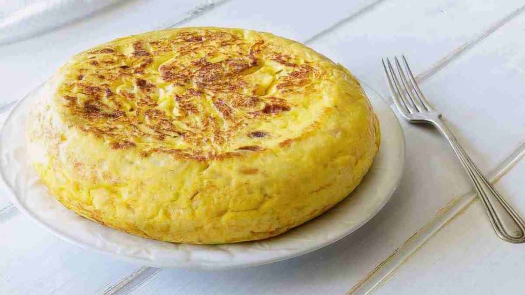 Une délicieuse omelette haute et épaisse