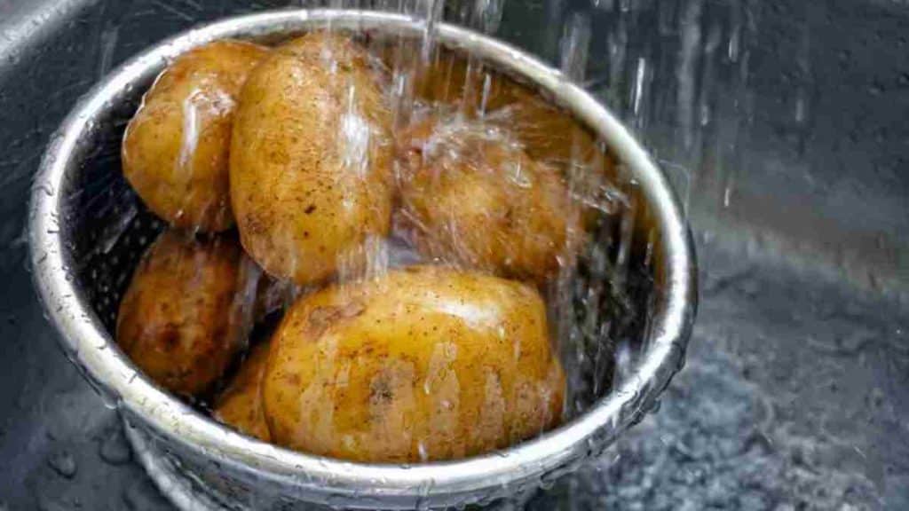 differentes-utilisations-de-leau-de-cuisson-de-pommes-de-terre-pour-eviter-gaspillage
