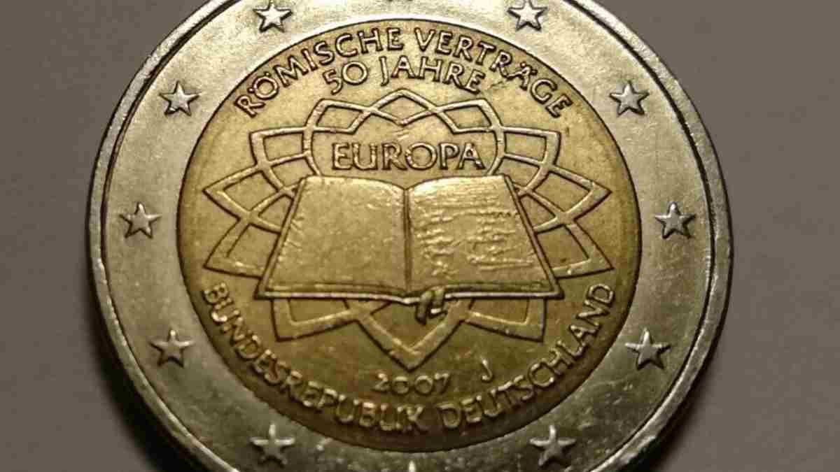 La pièce de deux euros représentant un livre, une pièce marquante dans  l'histoire de l'Europe - Kufu