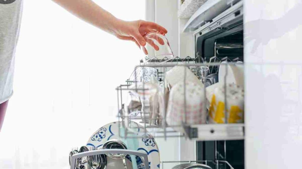 conseils-pour-positionner-correctement-la-vaisselle-et-les-verres-dans-le-lave-vaisselle-pour-un-nettoyage-plus-efficace