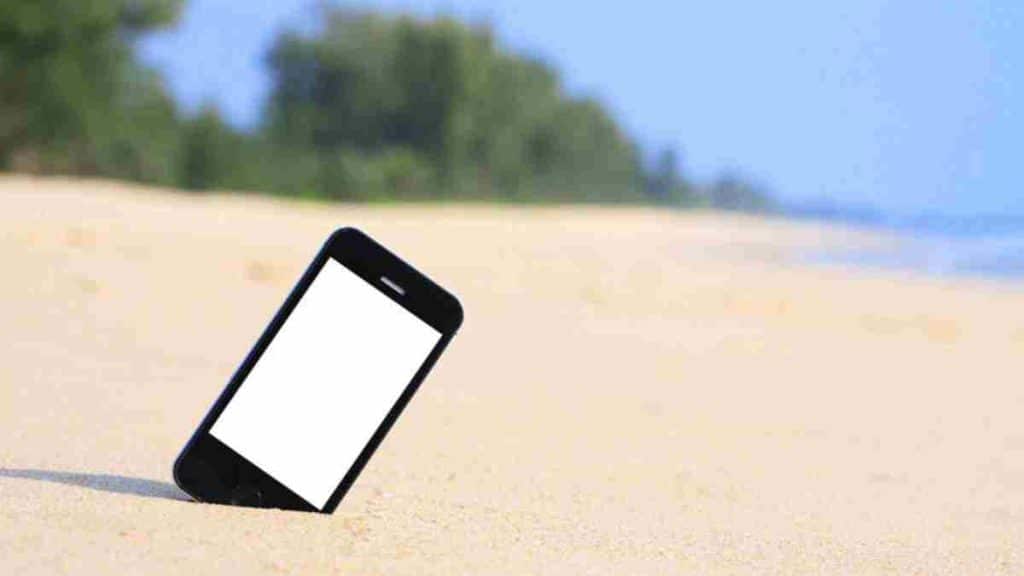 meilleurs-conseils-pour-sauver-un-smartphone-plein-de-sable-sans-prendre-de-risques