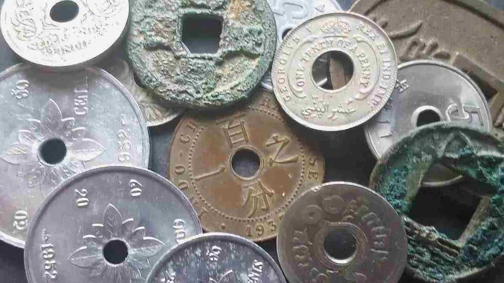 la-piece-de-monnaie-perforee-tres-interessante-pour-les-numismatiques