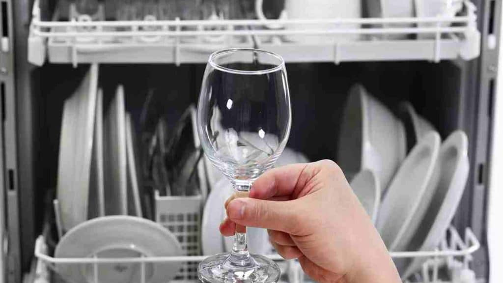 conseils-pour-nettoyer-correctement-le-lave-vaisselle-et-retrouver-son-efficacite