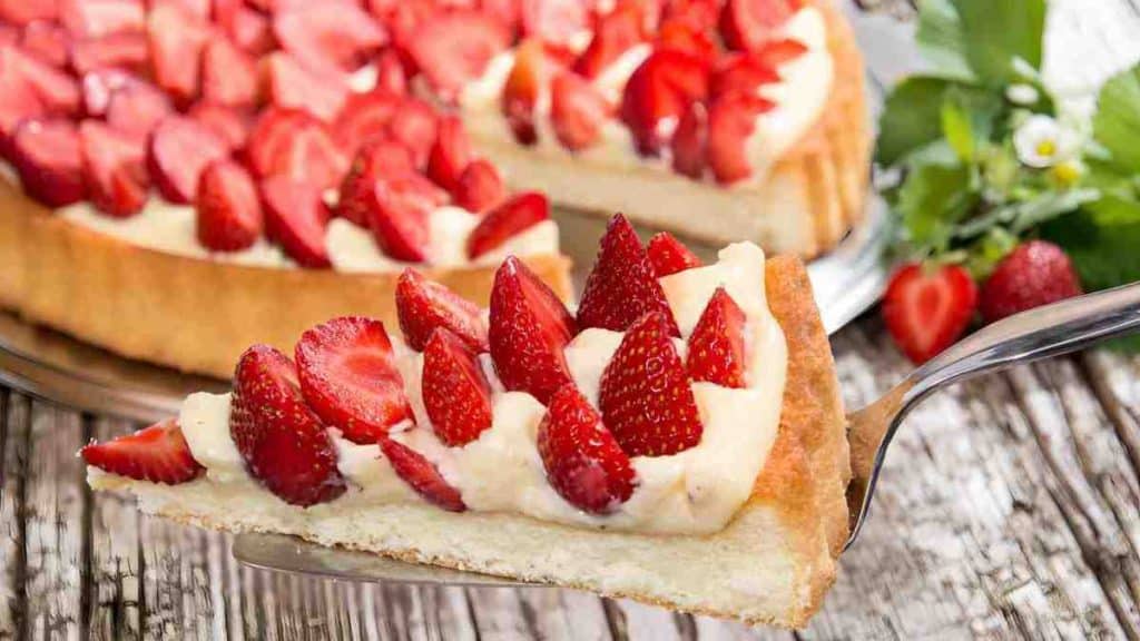gateau-cremeux-aux-fraises-un-delice-rapide-et-tres-facile-a-preparer