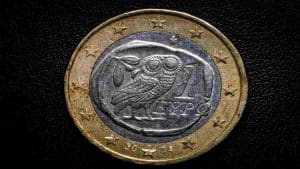 la-piece-de-1-euro-avec-le-hibou-une-monnaie-ordinaire-moins-valeureuse