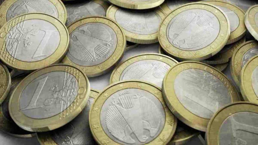 la-piece-dun-euro-avec-une-croix-une-monnaie-tres-precieuse-pouvant-valoir-jusqua-13-000-euros