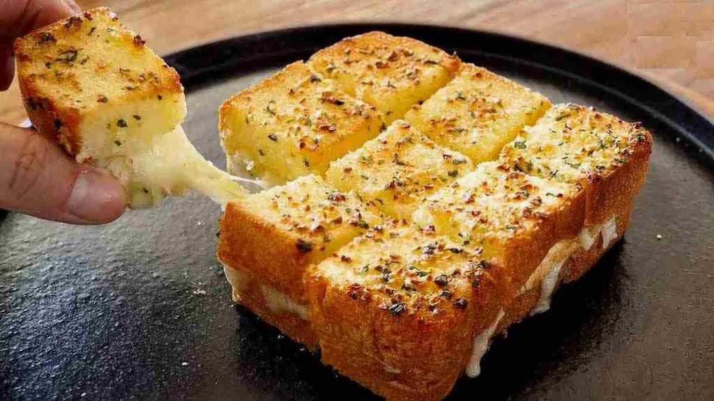 toast-au-fromage-croustillant-a-lexterieur-et-tres-moelleux-a-linterieur