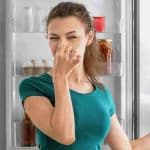 une-astuce-de-grand-mere-pour-vous-debarrasser-des-taches-et-des-odeurs-dans-votre-frigo