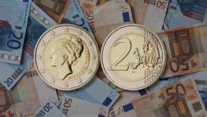 les-pieces-de-deux-euros-pouvant-valoir-plus-que-leur-valeur-nominale-environ-300-euros-chacun