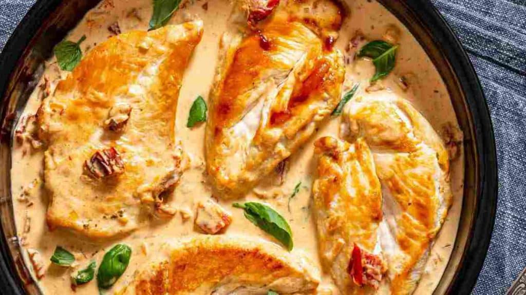 poulet-a-la-sauce-cremeuse-une-recette-savoureuse-et-surprenante-ideale-pour-le-diner
