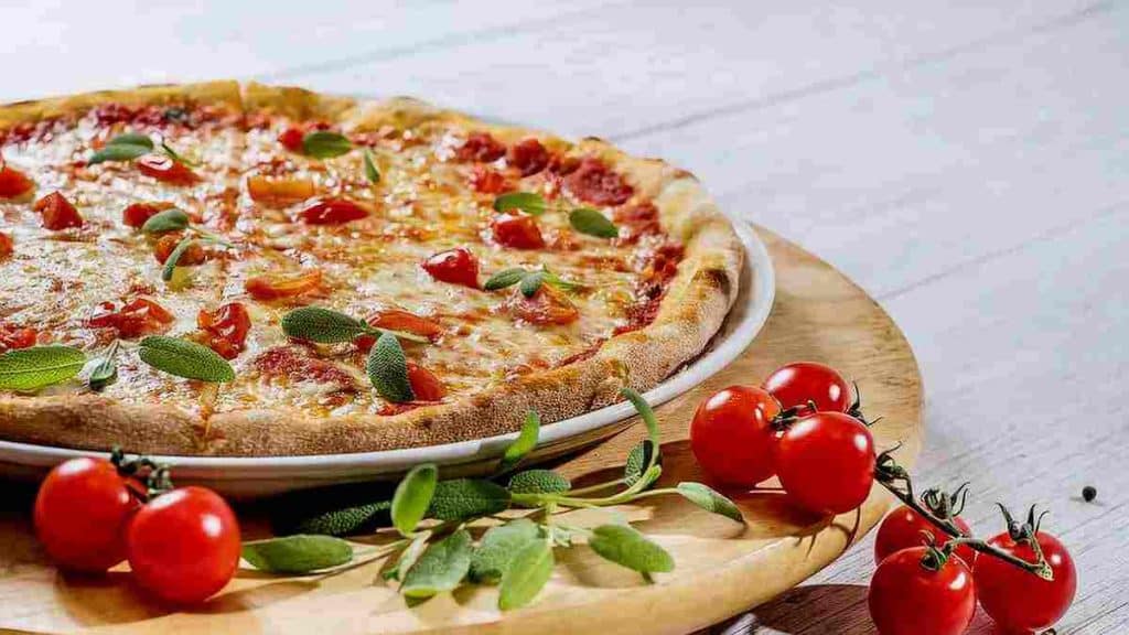 savoureux-pizza-aux-olives-et-aux-tomates-cerises-un-plat-delicieusement-bon