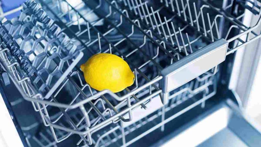 une-astuce-pour-optimiser-le-lavage-de-la-vaisselle-mettre-un-citron-dans-le-lave-vaisselle