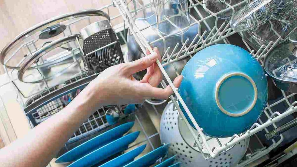 Utiliser un détergent pour vaisselle à la main dans le lave-vaisselle : une  bonne ou mauvaise idée ? - Kufu