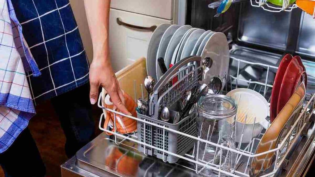 astuce-pour-limiter-la-consommation-de-votre-lave-vaisselle-une-technique-toute-simple-mais-efficace