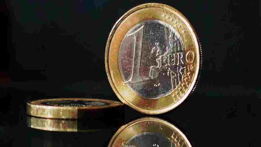 piece-de-1-euro-avec-la-croix-en-raison-de-sa-rarete-elle-peut-valoir-jusqua-500-euros
