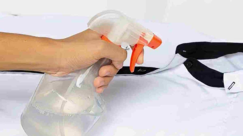 spray-defroissant-fait-maison-astuce-efficace-pour-defroisser-les-vetements-sans-fer-a-repasser