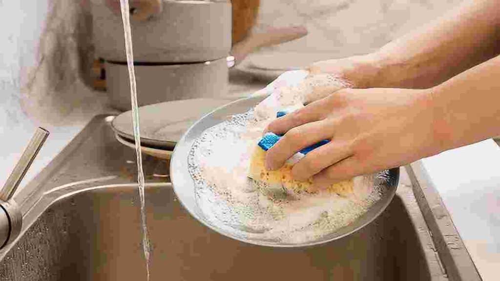 les-erreurs-a-ne-pas-faire-quand-vous-faites-votre-vaisselle-a-la-main
