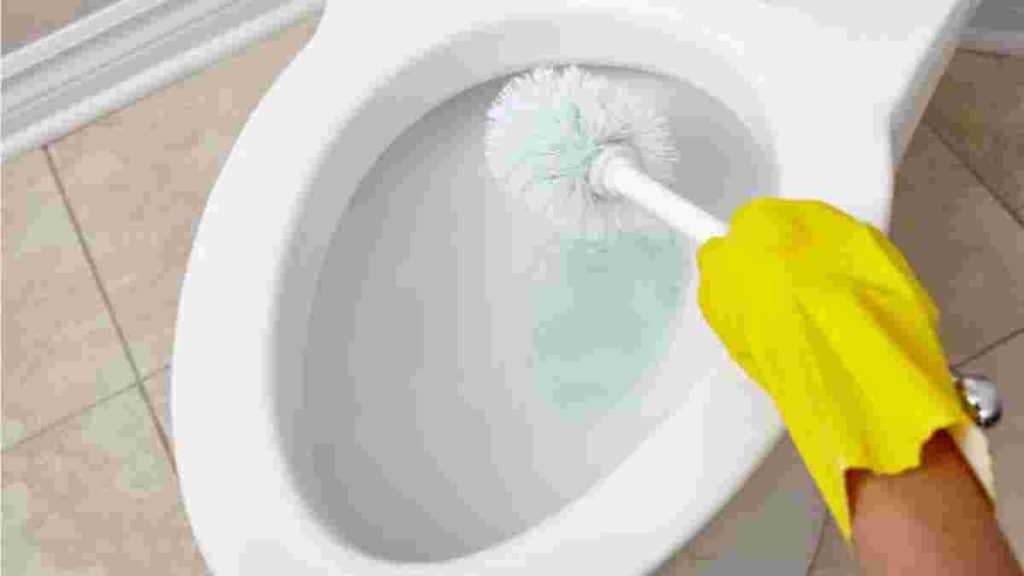methode-de-grand-mere-infaillible-pour-reparer-le-fond-de-toilette-noir