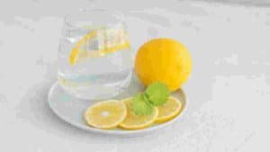 boire-de-leau-citronnee-le-matin-est-il-vraiment-bon-pour-la-sante