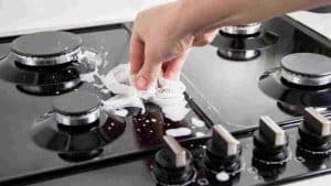 voici-la-methode-efficace-pour-nettoyer-naturellement-la-table-de-cuisson