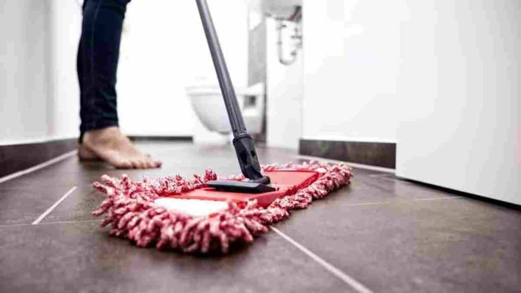 meilleures-facons-de-nettoyer-les-sols-de-la-salle-de-bain